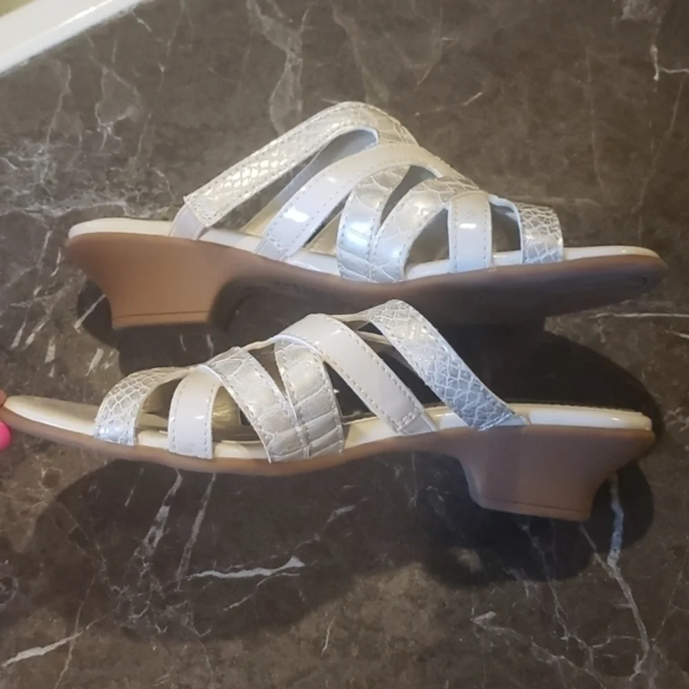 East 5th women's cream pearlescent sandals size‎ 5M